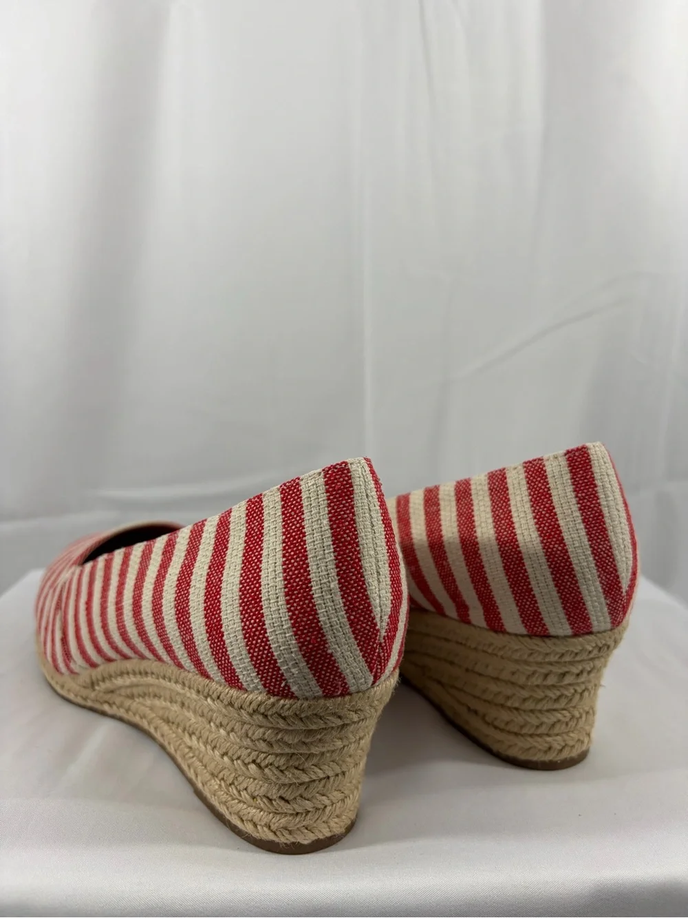 NWT St. John’s Bay Womens Size 8.5W Striped Red and Cream Espadrille Wedge Flats